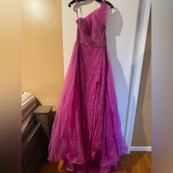 Dress, new - Picture 1 of 6